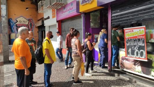 Movimento na lanchonete é intenso durante o dia todo