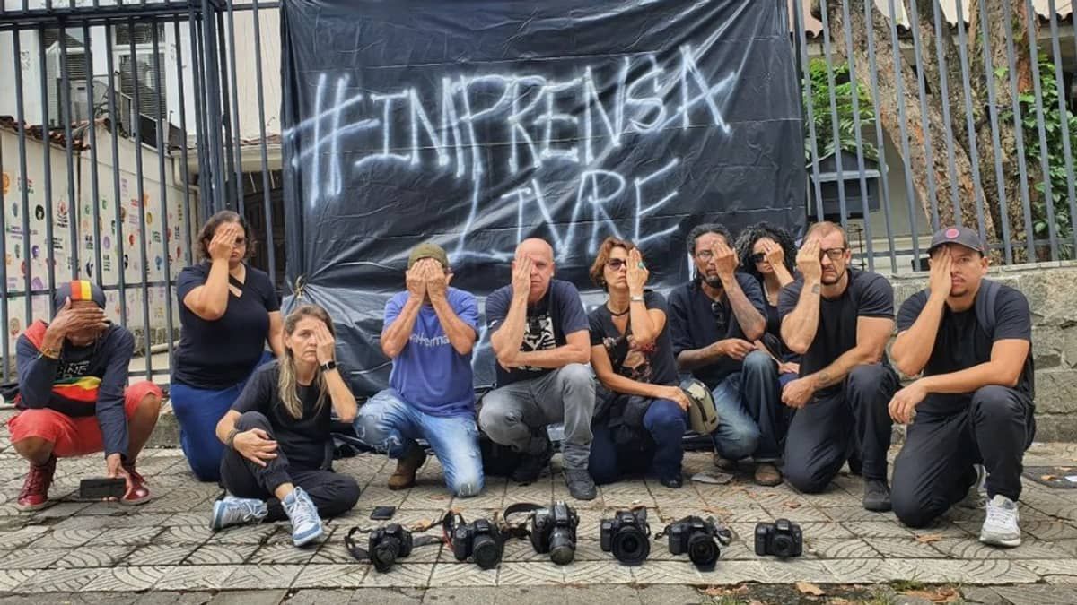 Repórteres mineiros realizam ato contra violência à imprensa em Belo Horizonte