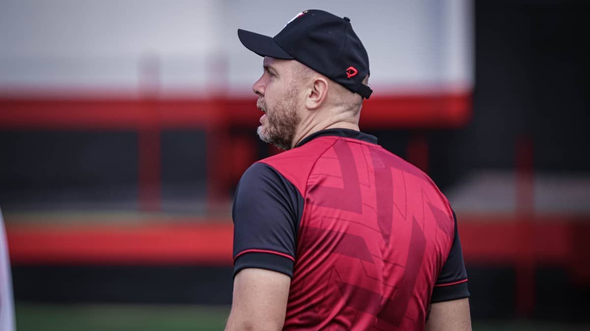 Atlético-GO demite Mozart e cobra: 'Time tem capacidade para render mais'