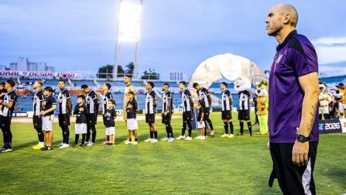 Mozart, técnico do Ceará, com atletas do Vozão ao fundo