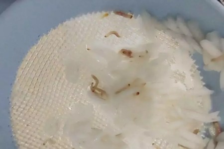 Alimentos com larvas que estão anexadas no processo do MPSP