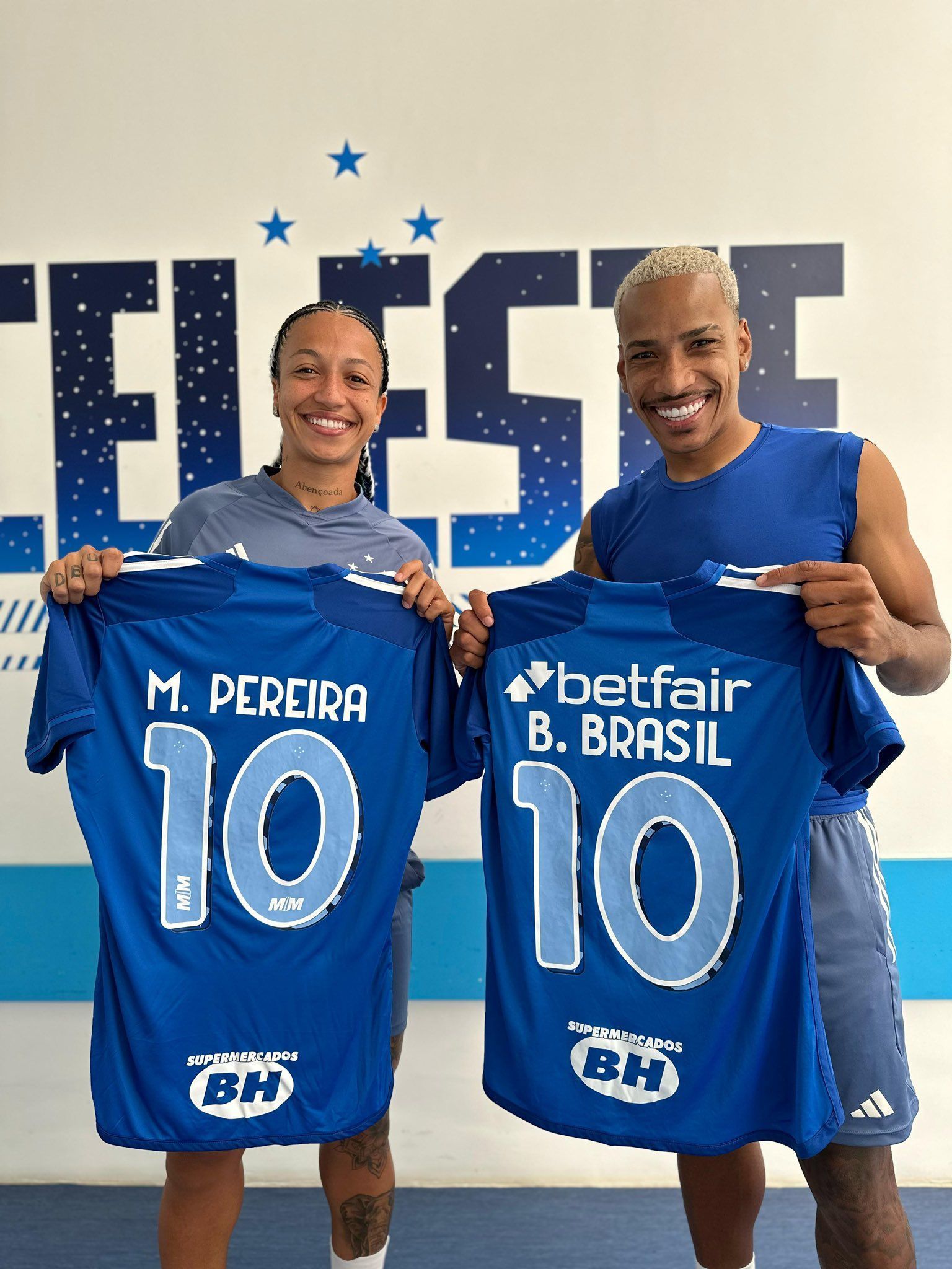 Matheus Pereira reage ao drible de Byanca Brasil pela Seleção Brasileira