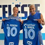 Matheus Pereira reage ao drible de Byanca Brasil pela Seleção Brasileira