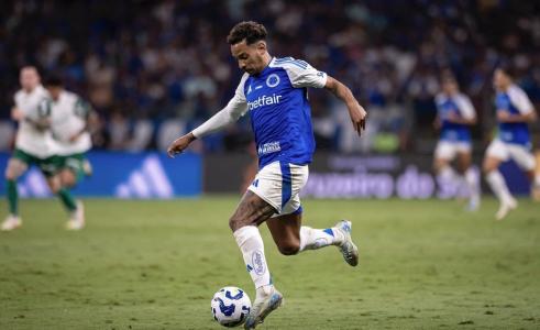 Matheus Pereira em ação pelo Cruzeiro na vitória por 2 a 1 sobre o Palmeiras no Brasileirão de 2025