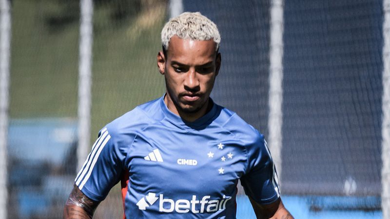 Matheus Pereira surpreende e aparece com 'item de Neymar' em treino do Cruzeiro
