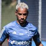 Matheus Pereira surpreende e aparece com 'item de Neymar' em treino do Cruzeiro