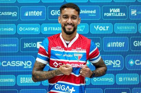 Matheus Pereira posa com a camisa do Fortaleza durante coletiva de apresentação