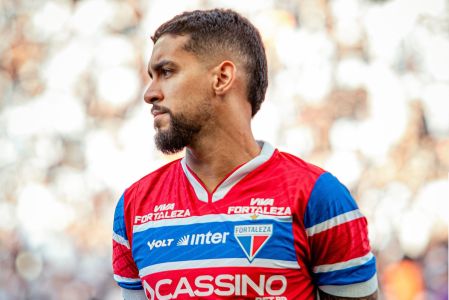 Matheus Pereira em campo pelo Fortaleza, no Campeonato Brasileiro