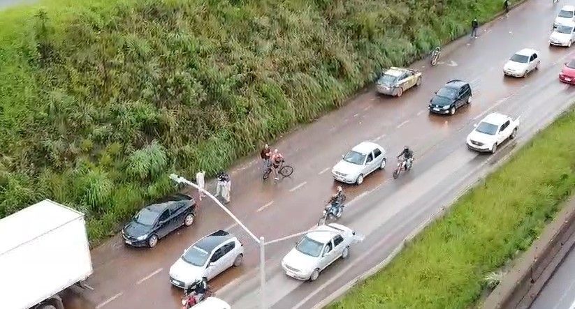 Motociclista derrapa na pista, sofre queda e morre na BR-040, na Grande BH