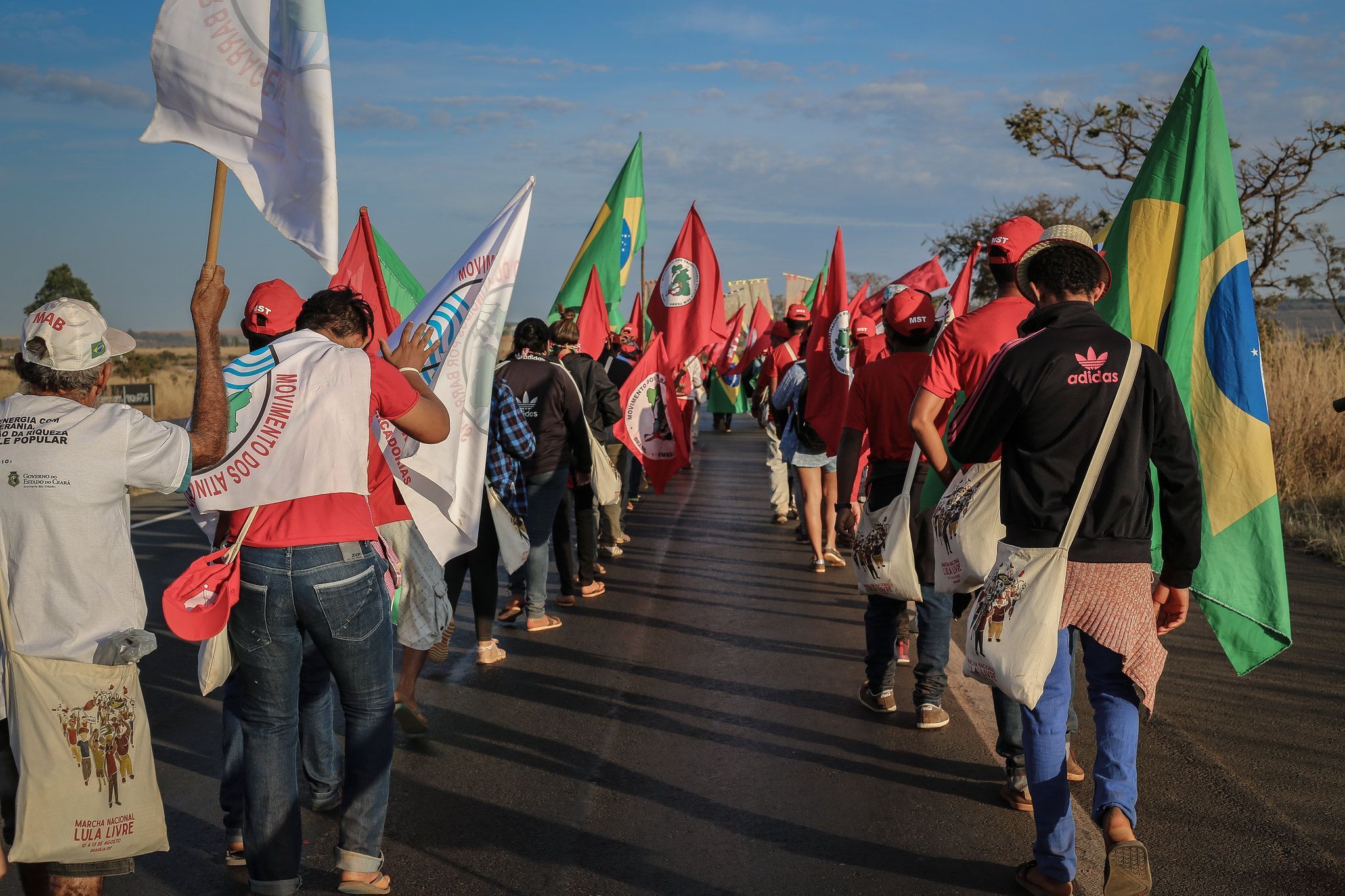 Membros do governo e aliados de Lula se manifestam sobre o ataque ao assentamento do MST