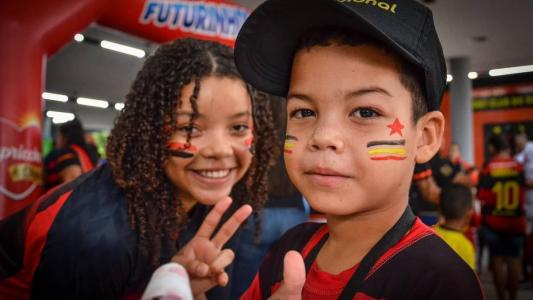 Muitas crianças presentes na Ilha do Retiro para o jogo com o ABC