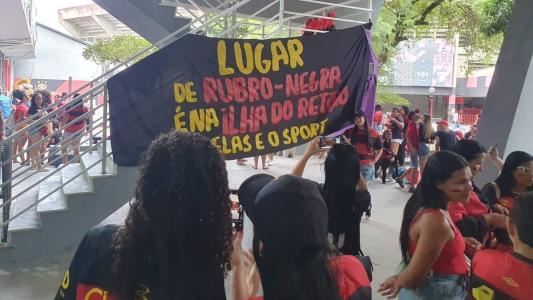Muitas mulheres com filhos e familiares estão presentes na Ilha do Retiro
