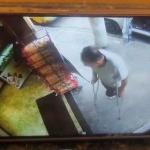 Vídeo: 'Maníaco do Uno' é visto usando muletas e com o pé esquerdo engessado em comércio em SP