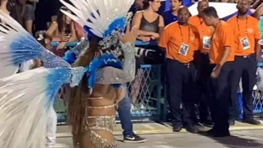 Mulher Abacaxi desfilou com seios à mostra