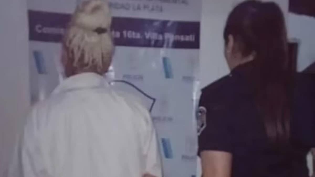 Mulher acorrenta namorado no quarto para evitar traição e acaba presa 
