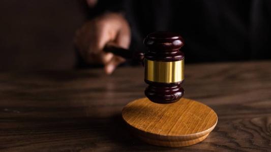 Mulher ainda terá que pagar uma indenização de R$80 mil à família do agressor morto