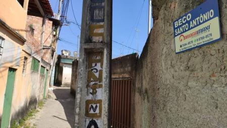 Mulher chegou a correr para a rua pedindo socorro; marido pediu para vizinhos chamarem a polícia