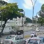 Vídeo: motorista em alta velocidade bate Honda Civic em árvore e mulher morre no Recife