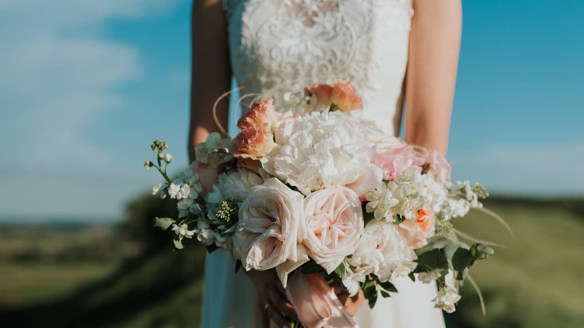 Mulher economiza por 20 anos para casamento e decide casar consigo mesma