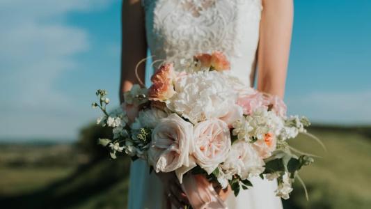 Mulher de 42 anos gastou cerca de R$ 61 mil em cerimônia de casamento consigo mesma