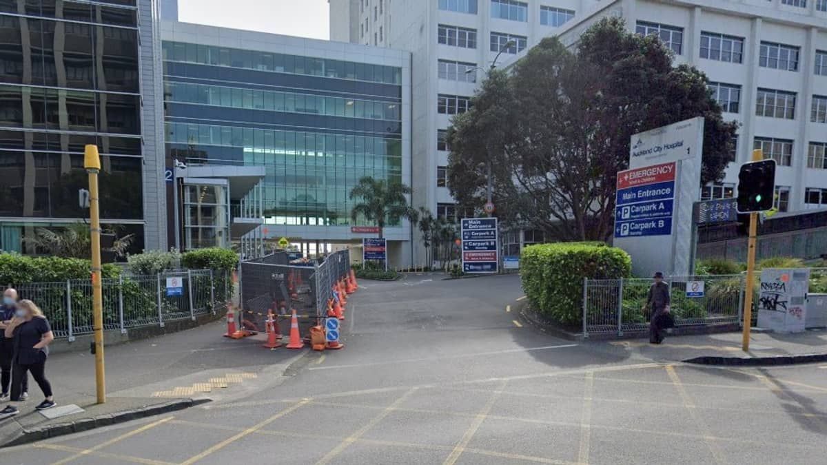 Mulher descobre objeto médico do tamanho de um prato dentro da barriga após nascimento do filho 