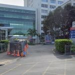 Mulher descobre objeto médico do tamanho de um prato dentro da barriga após nascimento do filho