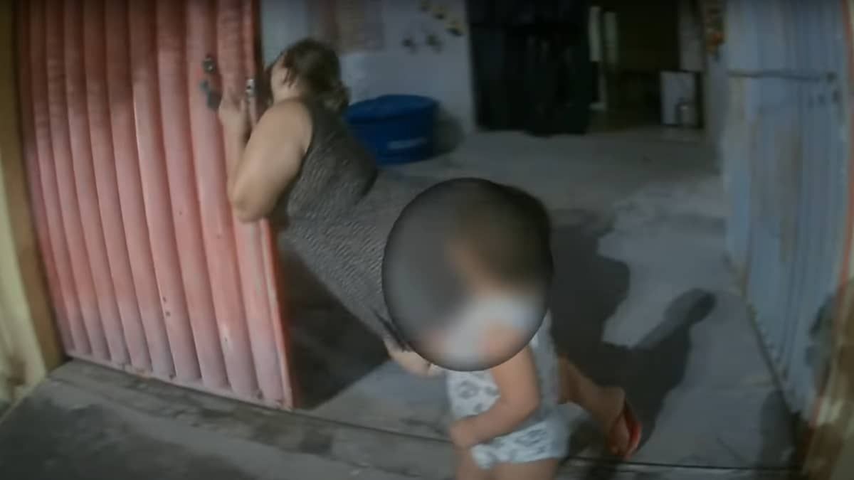 Mulher desmaia e é socorrida por motoboy que fazia entrega; veja vídeo