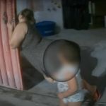 Mulher desmaia e é socorrida por motoboy que fazia entrega; veja vídeo