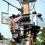 Cliente que teve várias quedas de energia em casa vai ser indenizada por companhia