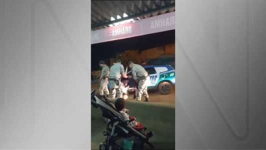 Mulher é agredida por policial militar durante abordagem em Goiás; veja vídeo.