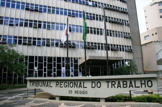 Mulher é demitida por justa causa após chamar colega de trabalho de negra 'medusa' em MG