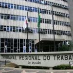 Mulher é demitida por justa causa após chamar colega de trabalho de negra 'medusa' em MG