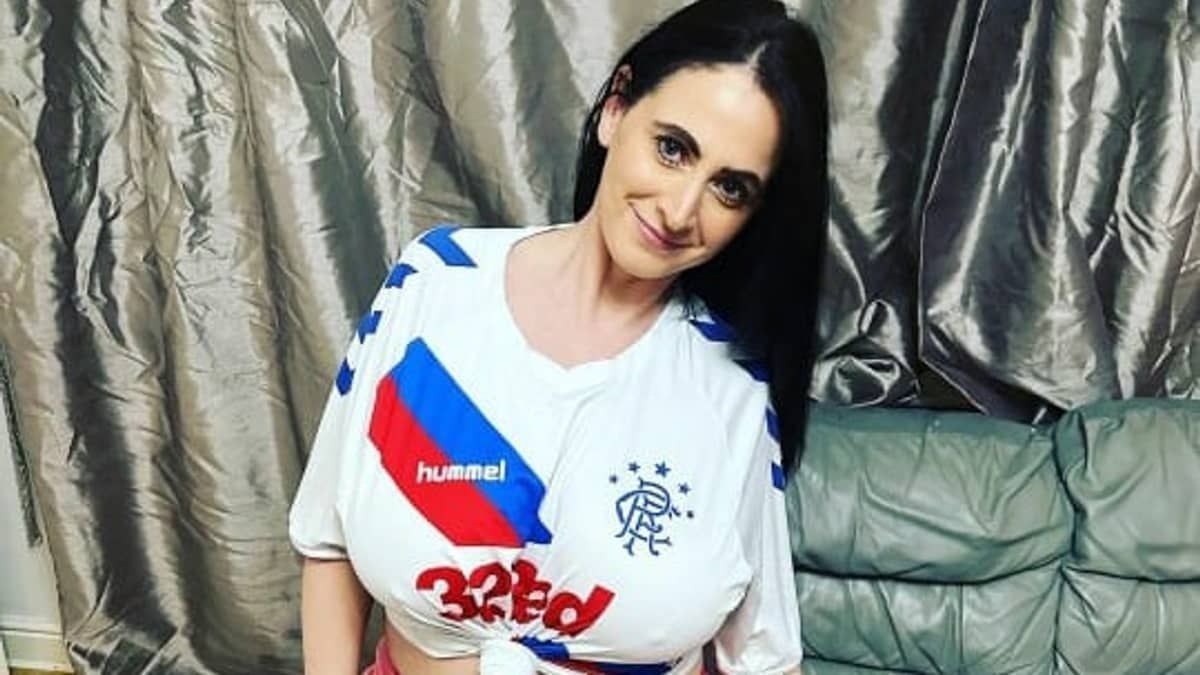 Mulher do OnlyFans recusa proposta em dinheiro para tirar fotos com camisa de time rival  