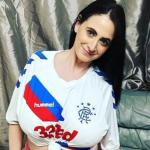 Mulher do OnlyFans recusa proposta em dinheiro para tirar fotos com camisa de time rival