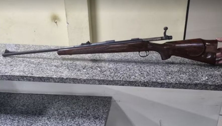Mulher vai limpar caixa d'água e encontra arma militar escondida no Rio de Janeiro