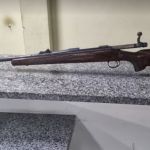 Mulher vai limpar caixa d'água e encontra arma militar escondida no Rio de Janeiro