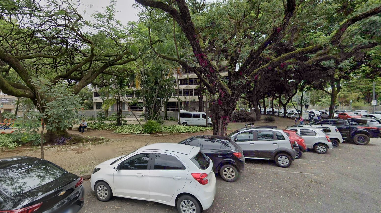 Mulher esfaqueia homem no peito após briga entre guardadores de carro, na região Centro-Sul de BH