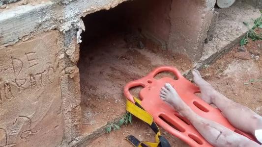 Mulher estava com a voz fraca quando foi retirada da tumba