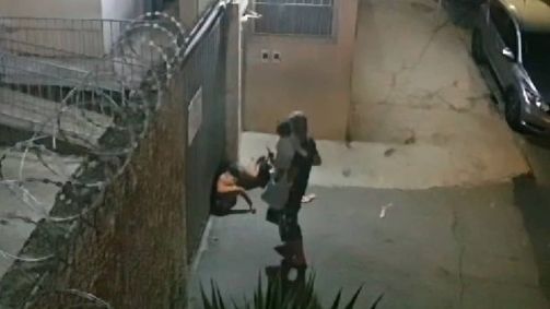 Câmeras de segurança flagram momento em que mulher cai sozinha