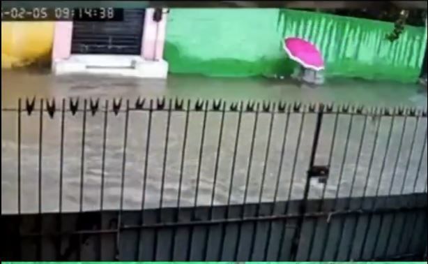 Vídeo: mulher fica submersa em enchente por 3 minutos e sobrevive em Pernambuco