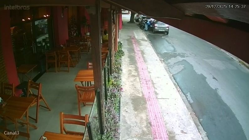 Vídeo: carro perde freios, e motociclista escapa ‘por um triz’ de acidente em BH