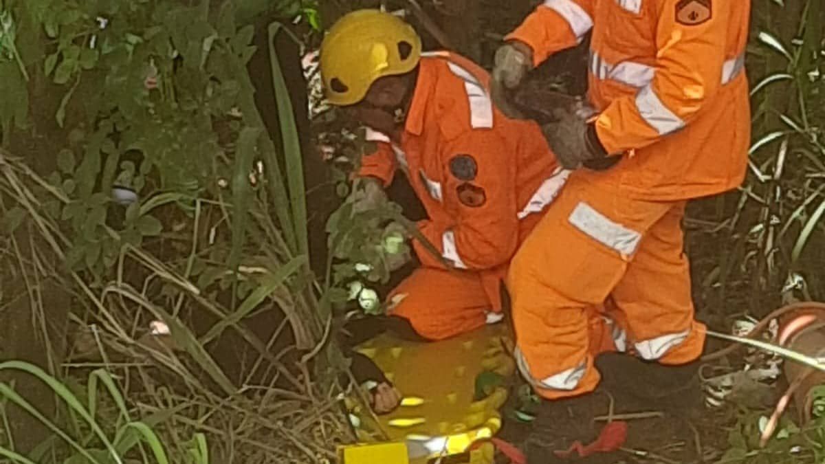 Mulher é atingida por roda de caminhão, cai de barranco e é resgatada por bombeiros