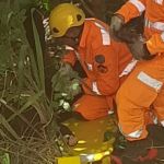 Mulher é atingida por roda de caminhão, cai de barranco e é resgatada por bombeiros