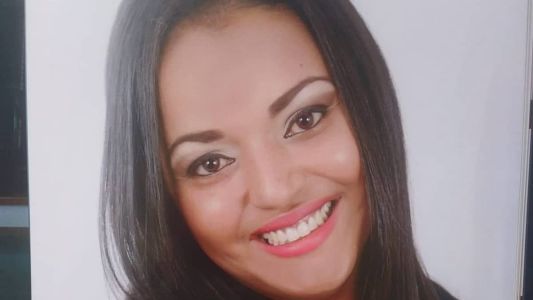 Mulher foi morta a facadas pelo marido na frente das filhas