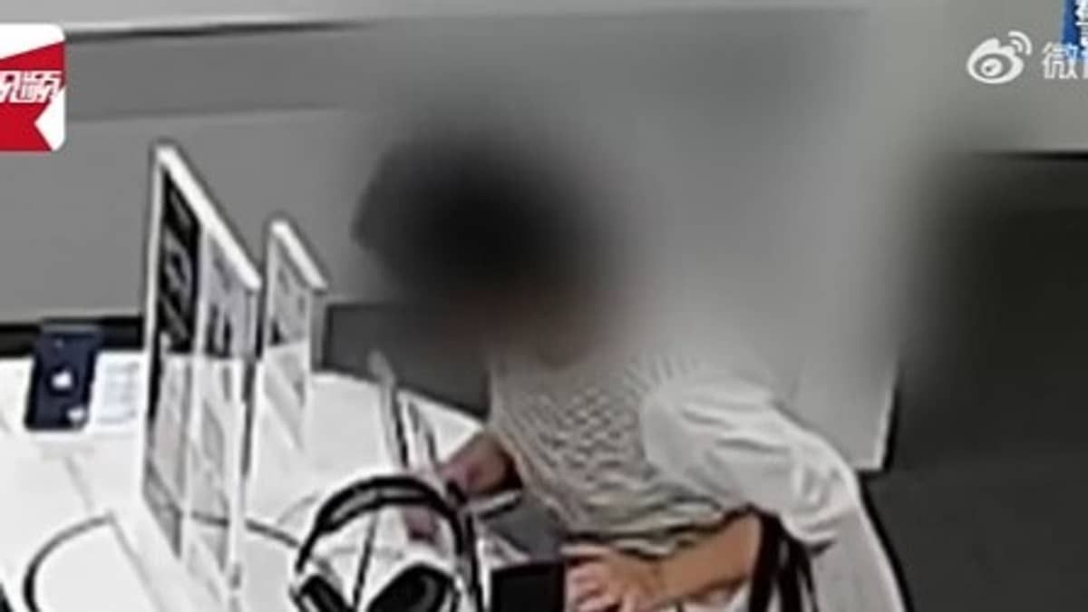 Vídeo: mulher furta iPhone 14 após 'comer' cabo que prendia aparelho na bancada  