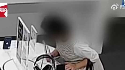 Mulher foi presa assim que saiu da loja; no Brasil aparelho é avaliado em R$ 5.519,04