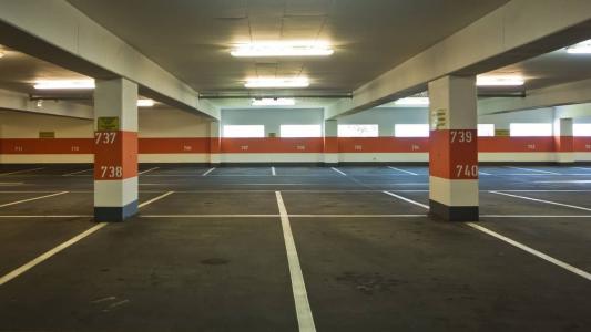 Mulher foi rendida no estacionamento