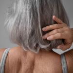 Shampoo natural promete acabar com fios brancos em 3 minutos; veja receita