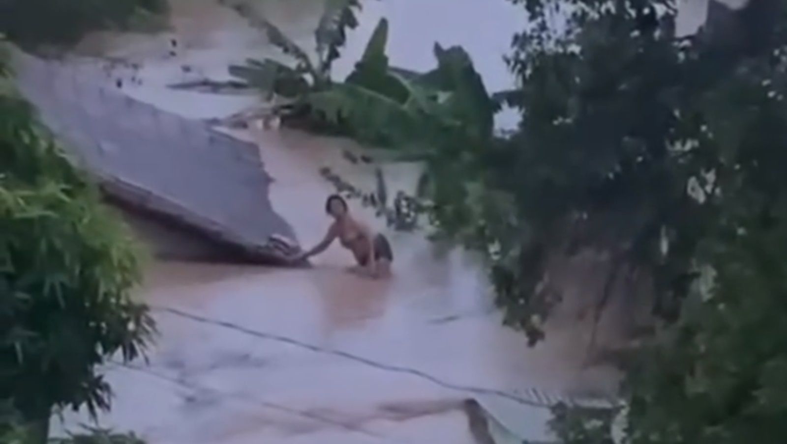 Vídeo: mulher sobe no telhado de casa durante inundação em MG e grita por socorro
