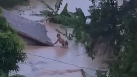 Foto mostra mulher em cima de telhado em Conselheiro Pena